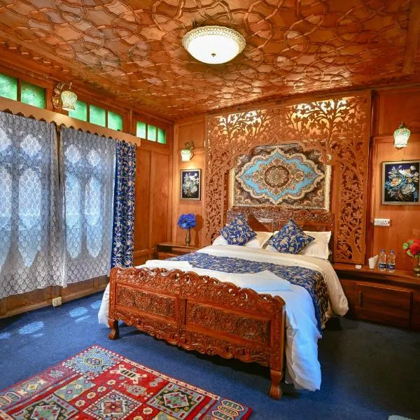 Lily Of The World Houseboat, hotel em Srinagar