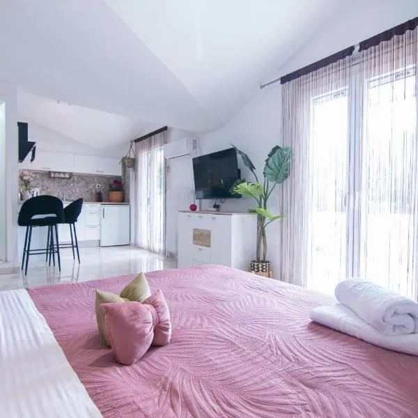 Charming Studio with BBQ Near Airport & Old Town, hotel a Kanálion