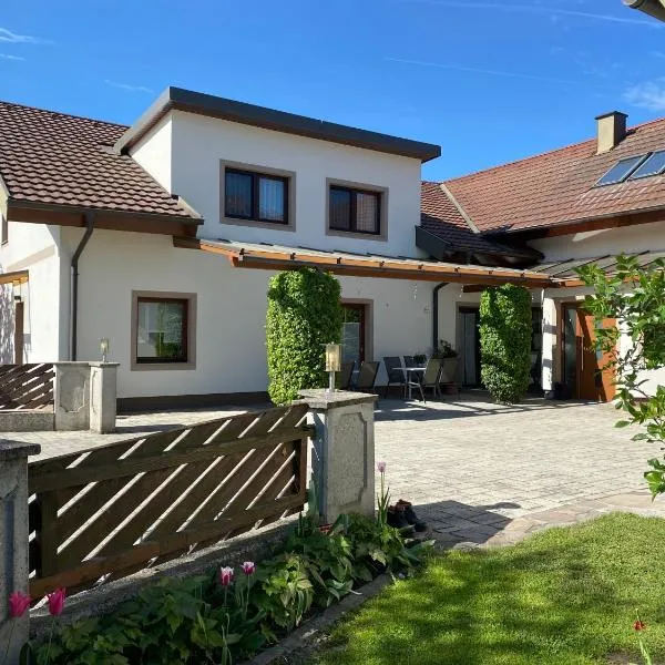 Privatzimmer und Ferienwohnungen Leeb, hotel v destinácii Persenbeug