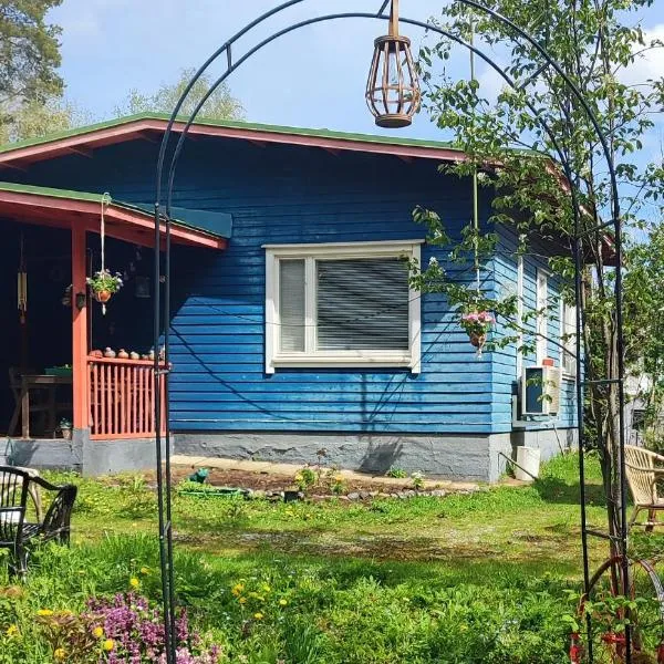 Blue House Nature Retreat with Private Garden, hotel a Sastamala