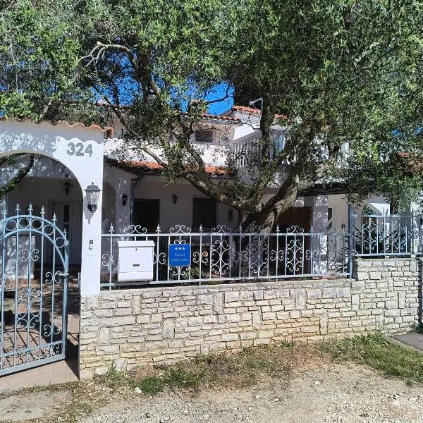 Villa Olea Peroj, готель у місті Перой