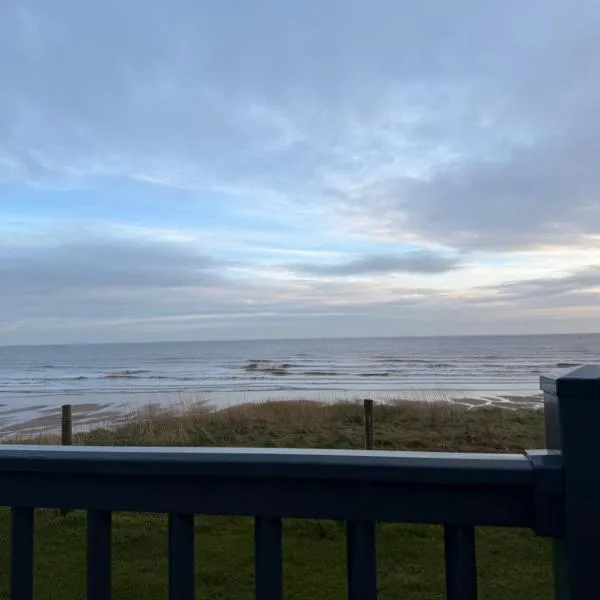Sea View Static Caravan With Decking - Skipsea Sands Holiday Park, hotel in Skipsea