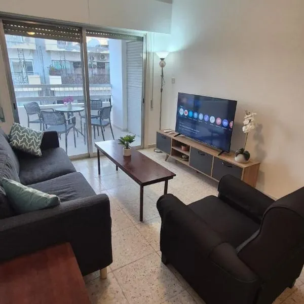 10min Walk to Finikoudes Beach, Spacious 2-Bed Apartment, hotel em Lárnaca