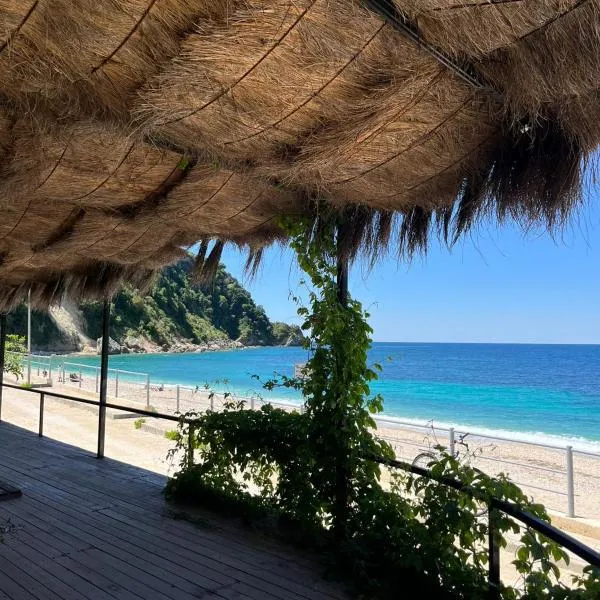 Oasis on the Beach, hotel di Himare