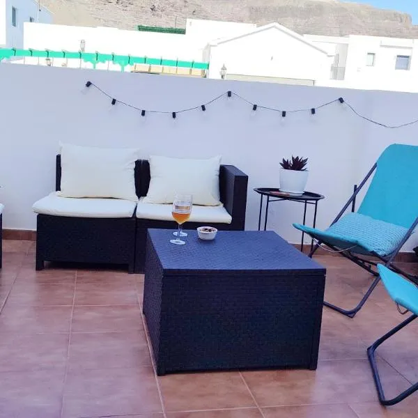 El Tabaibal acogedor dúplex con terraza privada en Órzola、オルソラのホテル