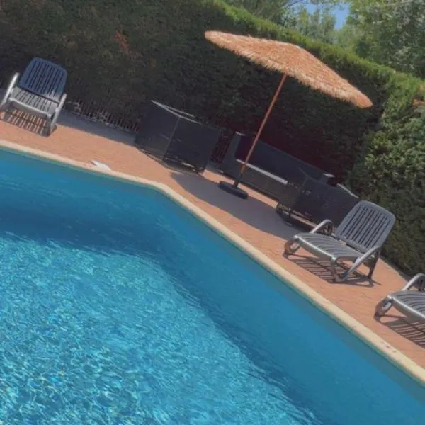 Chalet dans domaine privé, calme piscine, готель у місті Rivières