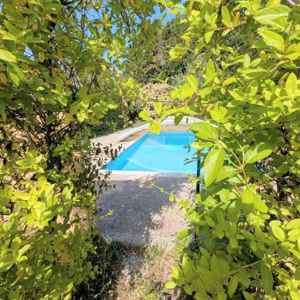 Cottage de charme en pleine nature avec piscine, hotel i Saint-Philbert-du-Peuple