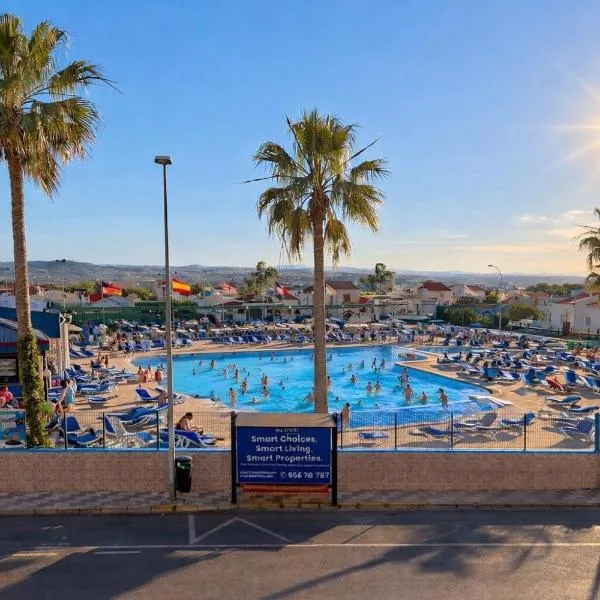 Chalet Sport Complex Pool La Marina, מלון בLlobregales