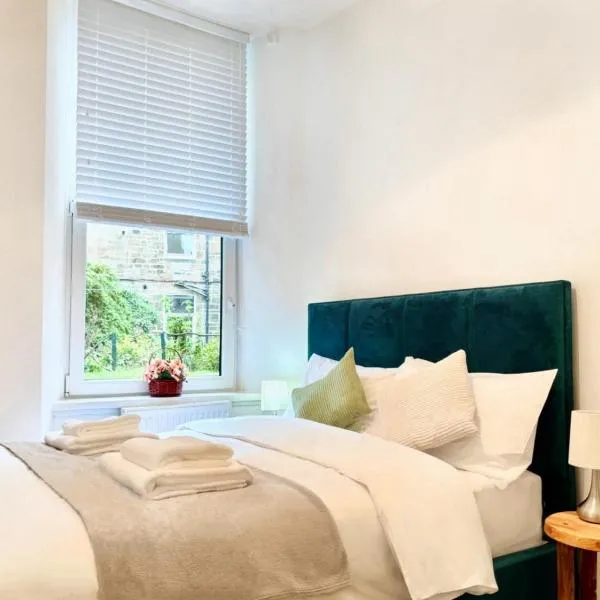 Bright 2-Bed Apartment near Haymarket - Easy City Access, hotel v Edinburghu