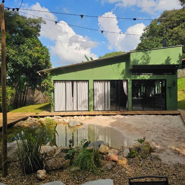Casa com piscina natural e lago em São Roque