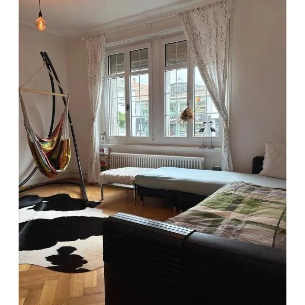 Gartenoase Basel Central - Sehr geräumiges Zimmer mit extra langem Premium-Schlafsofa - Tram direkt & 8 GehMin zu Bhf SBB, hotel in Basel