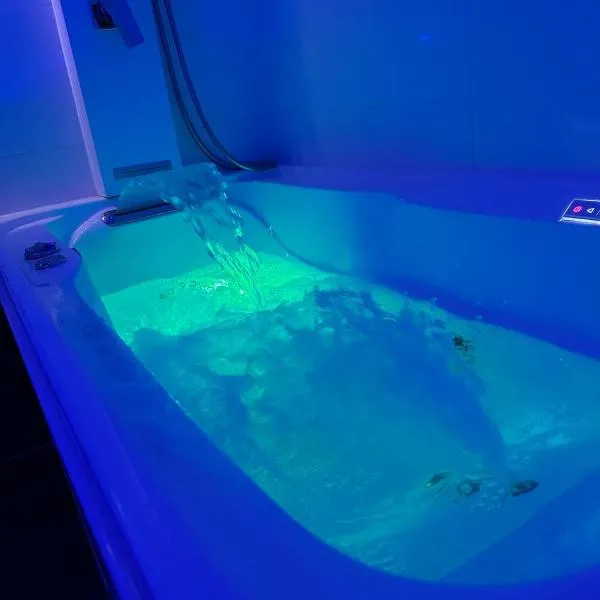 Apartament JungleSPA z prywatnym jacuzzi centrum Wrocław samodzielne zameldowanie i bezpłatny parking, hotel Wrocławban