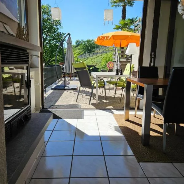 4-Zi-WG Casa Sogno - Valle mit Kamin. Alleinlage im Rebberg!, hotell i Agarone