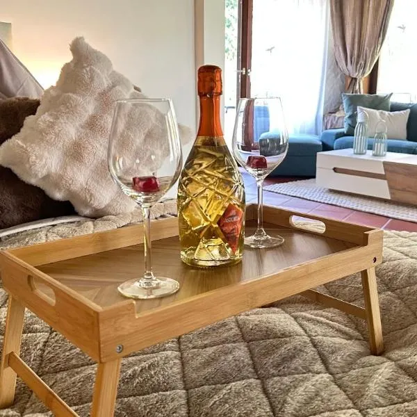 Familienfreundliche 10 min zu Fuß von Legoland entfernt,80 m2 stilvolle Ferienwohnung in einer Villa mit großen Garten, für den ersten Frühstück gefüllten Kühlschrank,Whirlpool, privaten Waldstück und wunderschöner Terrasse im Kötz, My Luxury Apartments, hotelli kohteessa Kleinkötz