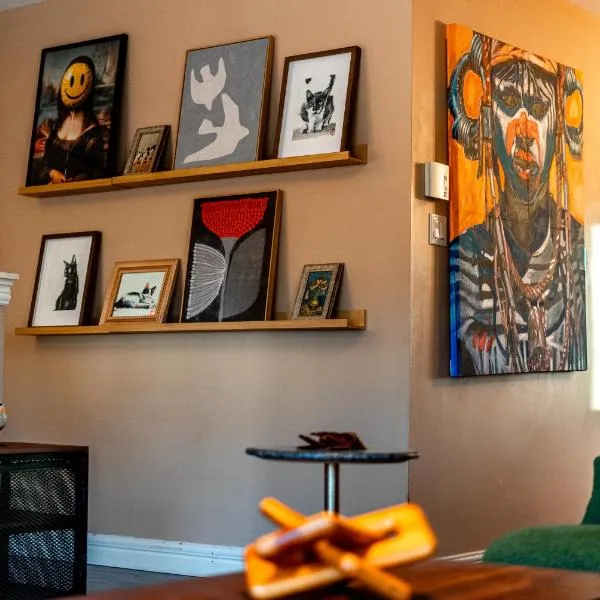 Art filled Home in the Best Location!, hotel v destinaci Moncton
