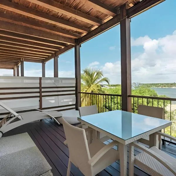 Marina-Front Retreat in Cap Cana, Balcony with Lake & Yacht Views, Pool, Fishing & Beach Steps Away, hotel Punta Canában