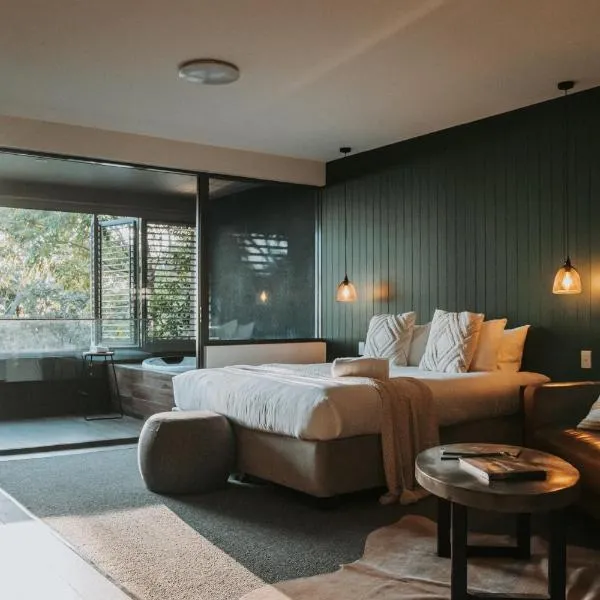 Luxury Spa Retreat with Ocean and Hinterland Views, khách sạn ở Montville