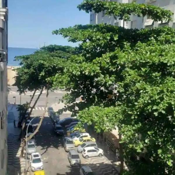 Quarto com vista lateral a 30 metros da praia