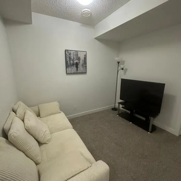 Cozy suite close to Calgary airport, hotell i Calgary