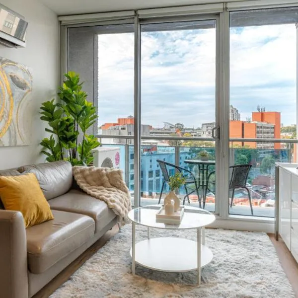Elegant 2-Bedroom CBD Apartment with Pool, Gym and City Views โรงแรมในเมลเบิร์น