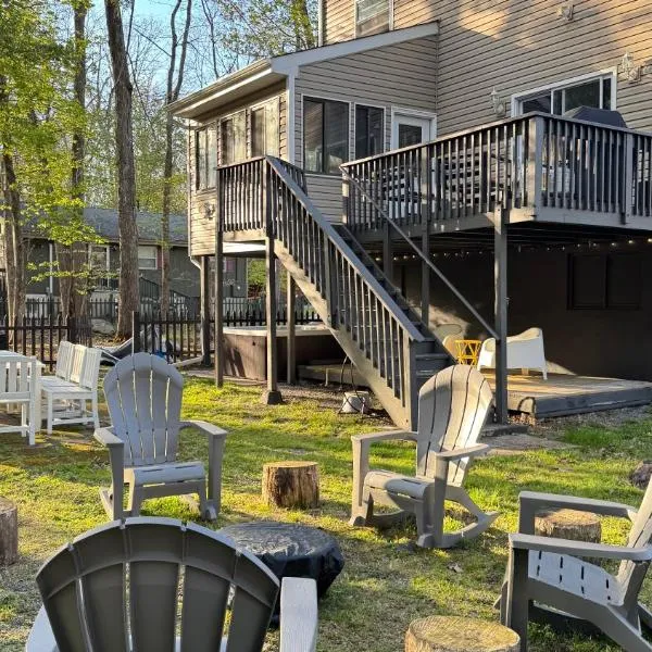 Poconos Modern Chalet I Hot Tub I Home Theater I Fenced Yard I Pet Friendly, hótel í East Stroudsburg