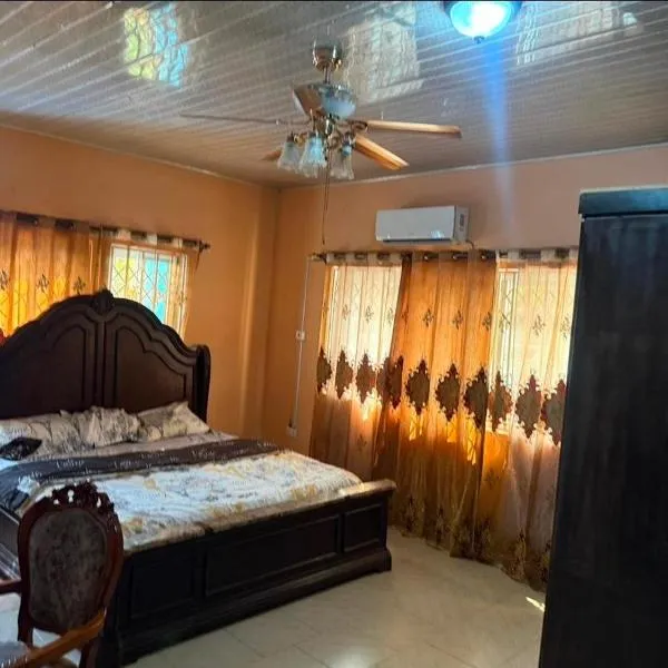 Nuria luxurious one bed room apartment, hotel en Takoradi