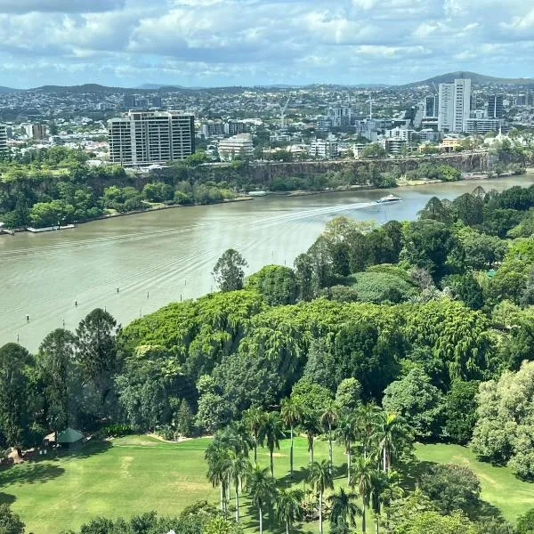 A Gallery in the Sky! Balcony, Pool and Parking at Skytower Level 33 BEST VIEWS in BRISBANE!, Hotel in Brisbane