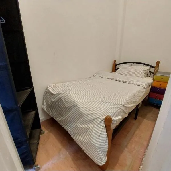 AL- Mazareta I Alexandria downtown l Economic Bedroom I For Men only I, hotel in Alexandria