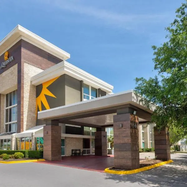 La Quinta by Wyndham Dallas I-35 Walnut Hill Ln, hótel í Dallas