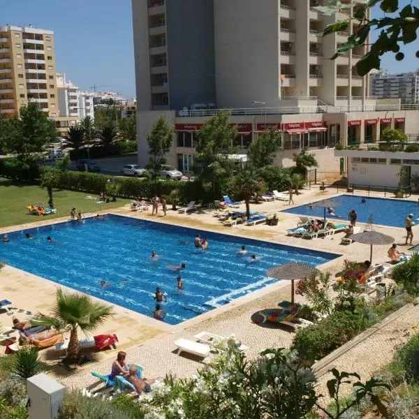 Apartamentos Jardins da Rocha, hotel v destinaci Portimão