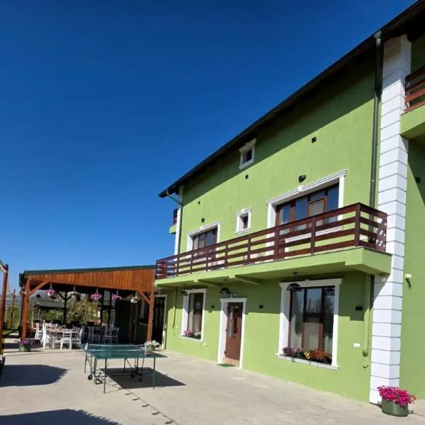 Colț de Rai, hotel di Hîrtoape