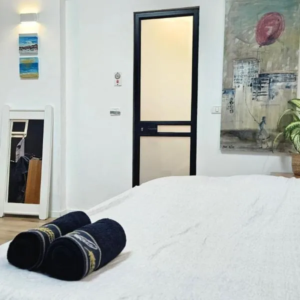 Bright Studio in Shapira, hotel u Tel Avivu