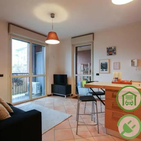 Garage Included, Bright Apartment with Terrace, hotel in Milan