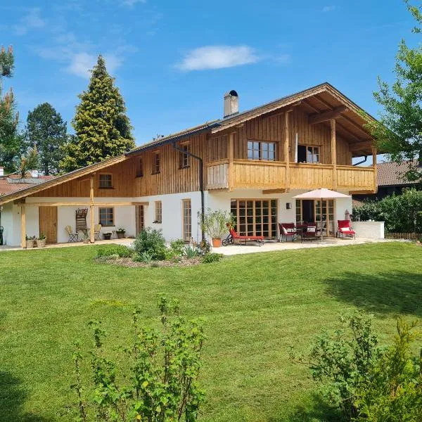 CHIEMSEE MOUNTAIN LODGE - adults only - Eleganz auf 95qm - Traumblick - XL-Balkon - Privatsphäre, hotel v mestu Bernau am Chiemsee