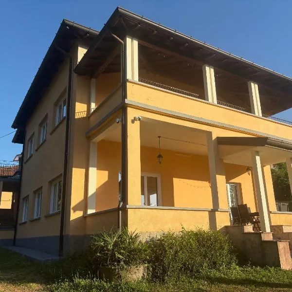 Vista Verde - Villla Giulia 5 min loopafstand tot het meer, hotell i Porto Valtravaglia
