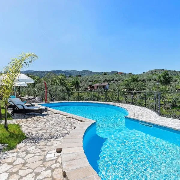 Villa Luisana con Piscina e Vista, hotelli kohteessa Sonnino