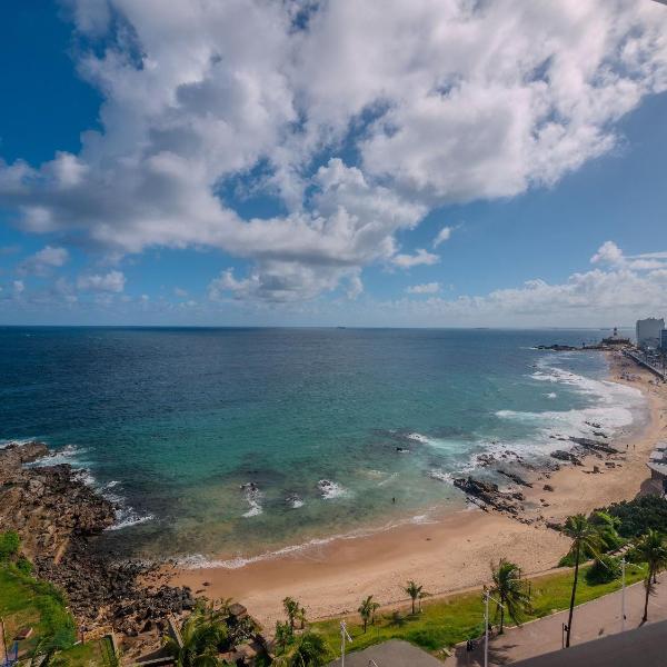 Vista direta para o Morro do Cristo e o mar