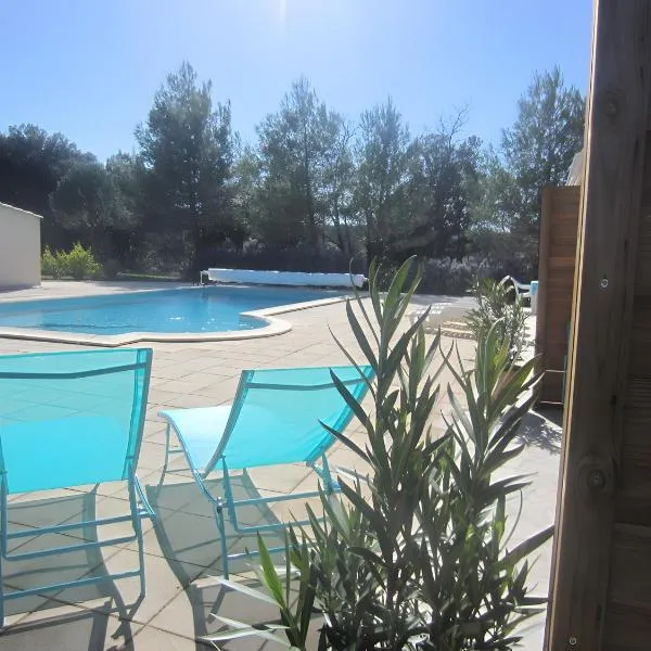Balnéo Spa Cœur À Cœur Avec Piscine, hotel a Carsan