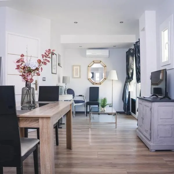 Maison annexe avec une chambre climatisation et place de stationnement, hotel a La Boisse