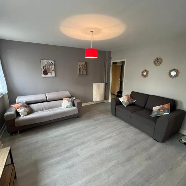 La Vie en Rose - 8 people - Wi-Fi - parking, hotelli kohteessa Clermont-Ferrand