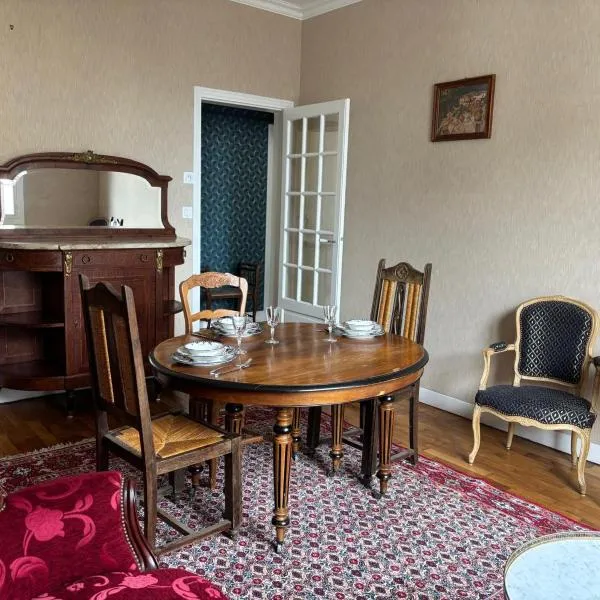 Appart style château en plein centre, hotel u gradu Bloa