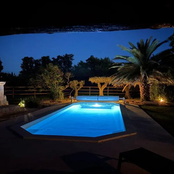 Le Mas des Fontaines -Piscine proche Avignon et Saint Rémy de Provence, hotel in Châteaurenard