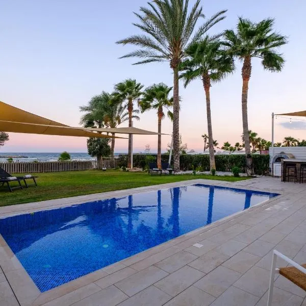 On-the-Sand Beachfront Villa - Pool & Rooftop Jacuzzi, Hotel in Oroklini