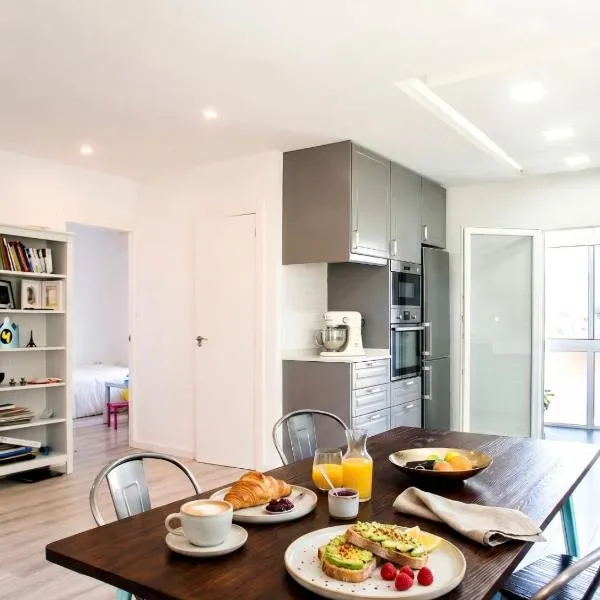 Family Retreat with Pool & BBQ near Barcelona, hotel u gradu 'Cervelló'