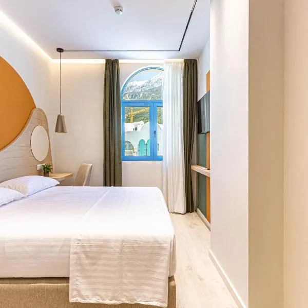 Santorini Luxury Room 2 - Beach Access, Parking and more, hotel din Palasë