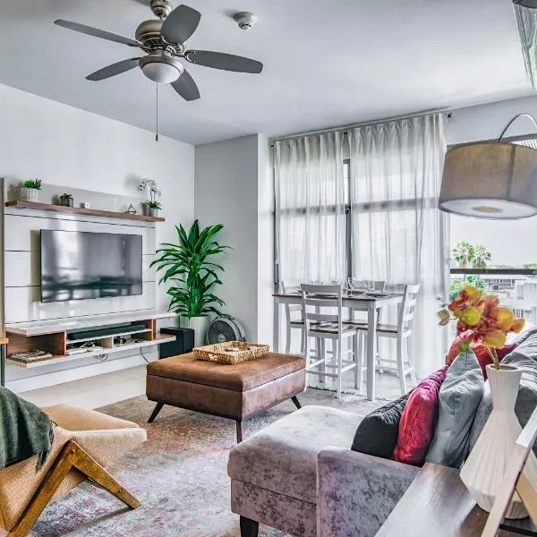 Airy Modern 2br Condo Rooftop Pool، فندق في كينغستون
