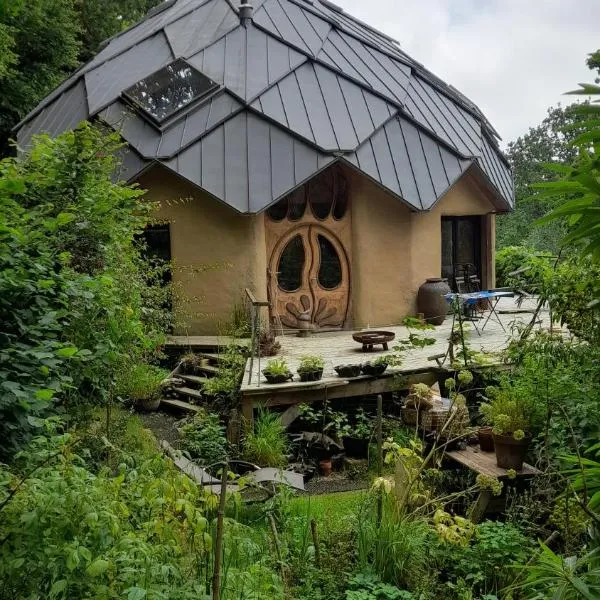 Chambre dans dans habitat partagé en matériaux naturels au cœur d'un parc arboré, hotel in Lannion