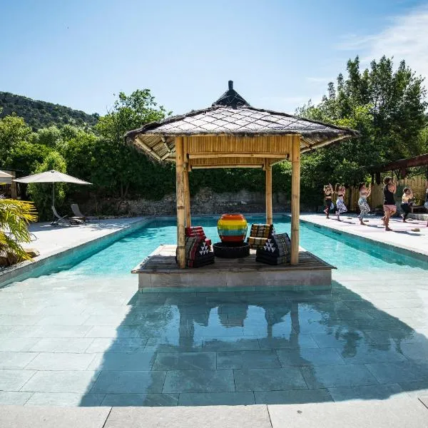Magnifique domaine avec piscine، فندق في Montréal