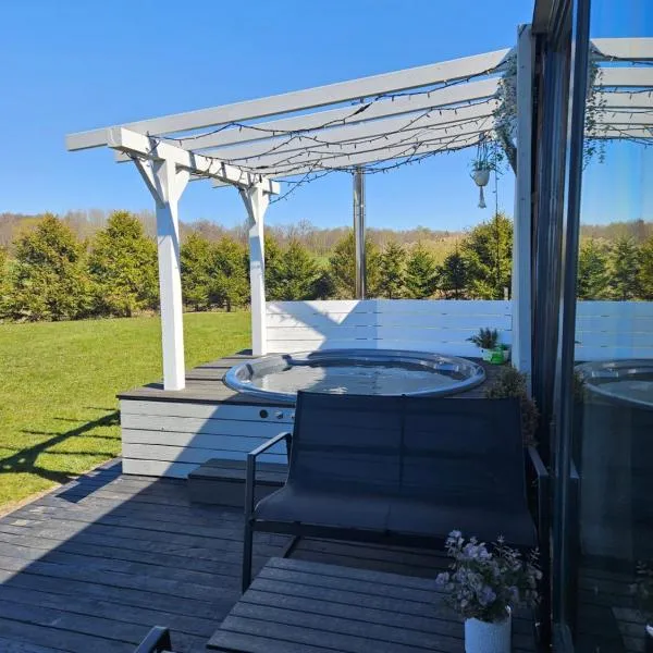 Cozy Hut with the included Hot Tub-Prime Rentals, hotel a Karališkiai
