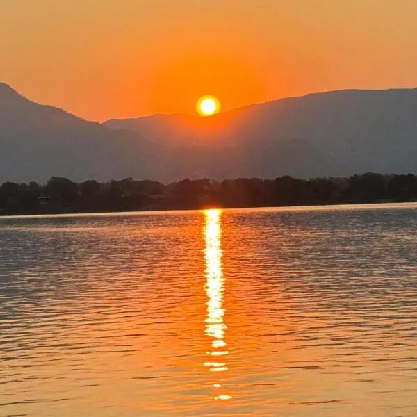 Bush River Safaris, Lower Zambezi, B&B, Tiger Fishing, Canoeing, מלון בMushongentende